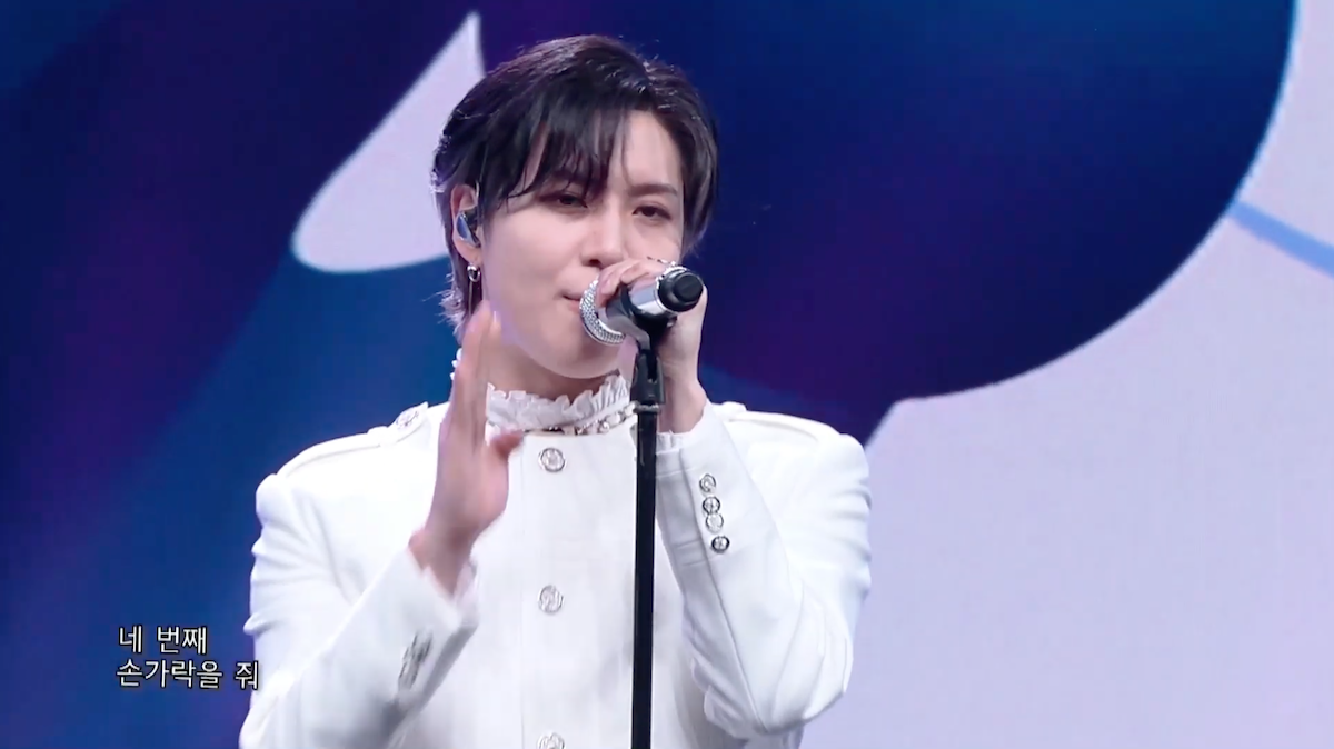 Key (SHINee) durante Ringtone live com performance inédita de Marry You