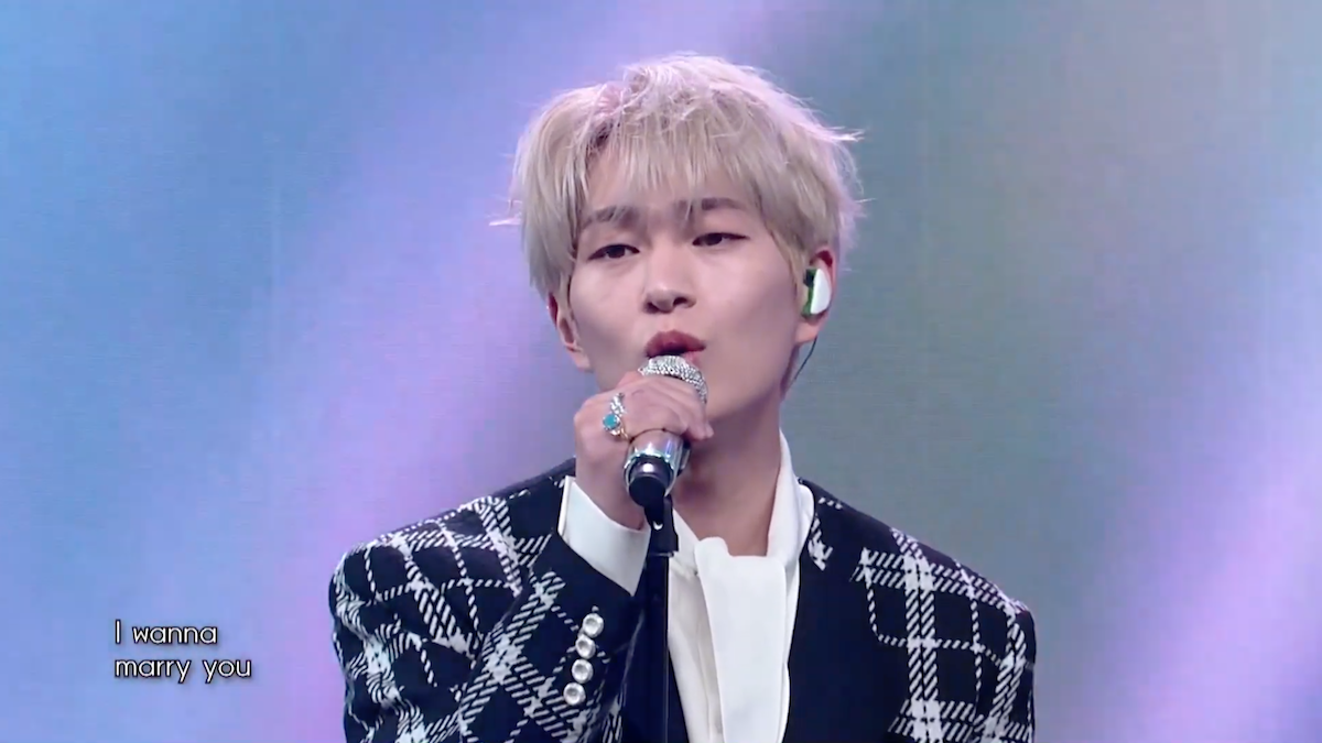 Onew (SHINee) durante Ringtone live com performance inédita de Marry You