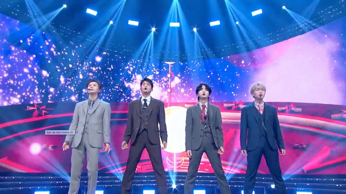 SHINee durante Ringtone live com performance de "Good Evening"