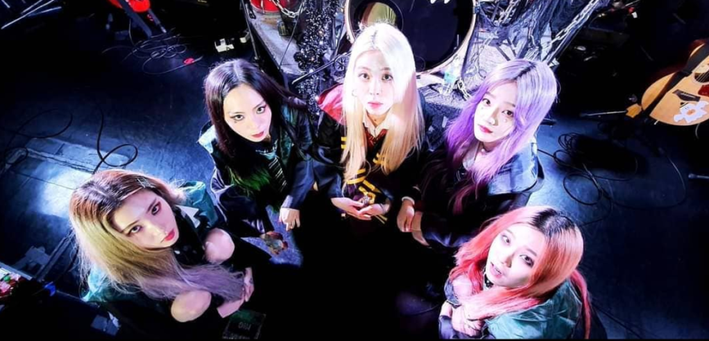 Banda de K-Rock Rolling Quartz com Yeongeun, Areum, Jayoung, Iree e Hyunjung