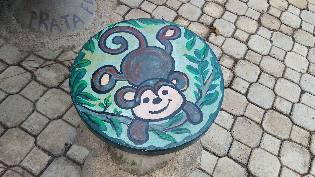 Banco pintado com arte em Águas da Prata (SP)