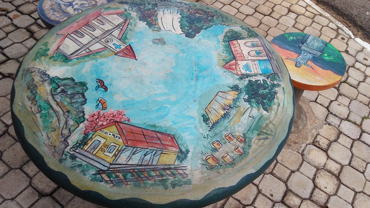 Mesa no Bosque com arte de Águas da Prata