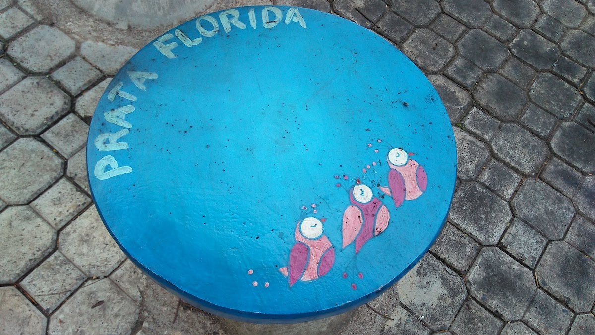 Banco pintado com arte em Águas da Prata (SP)