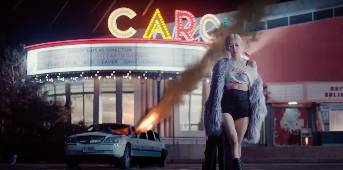 Rosé em cena do MV de seu álbum de debut na carreira solo "On the Ground"