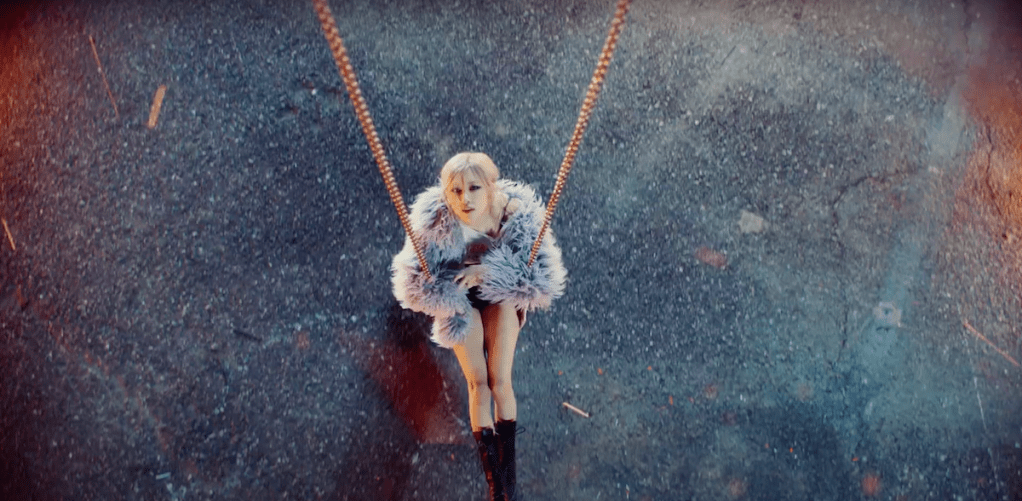 Rosé em cena do MV de seu álbum de debut na carreira solo "On the Ground"