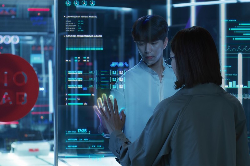 Holo e So-Yeon no K-drama My Holo Love em cena no Laboratório Gio