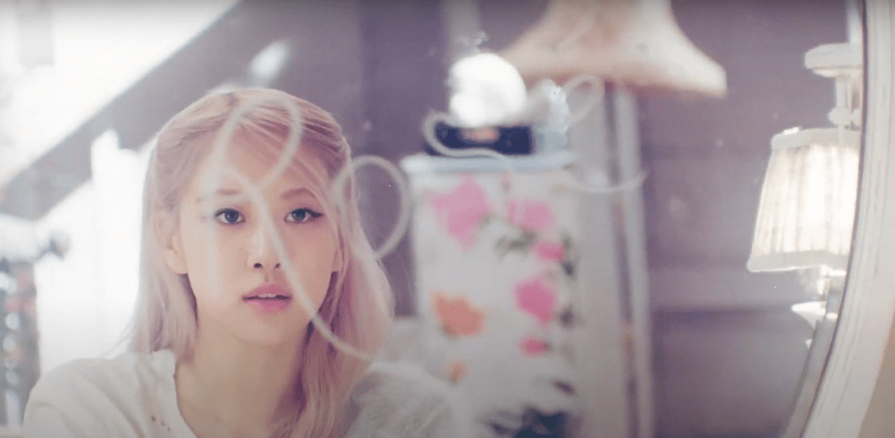 Cena do debut solo Rosé Blackpink com MV On the Ground