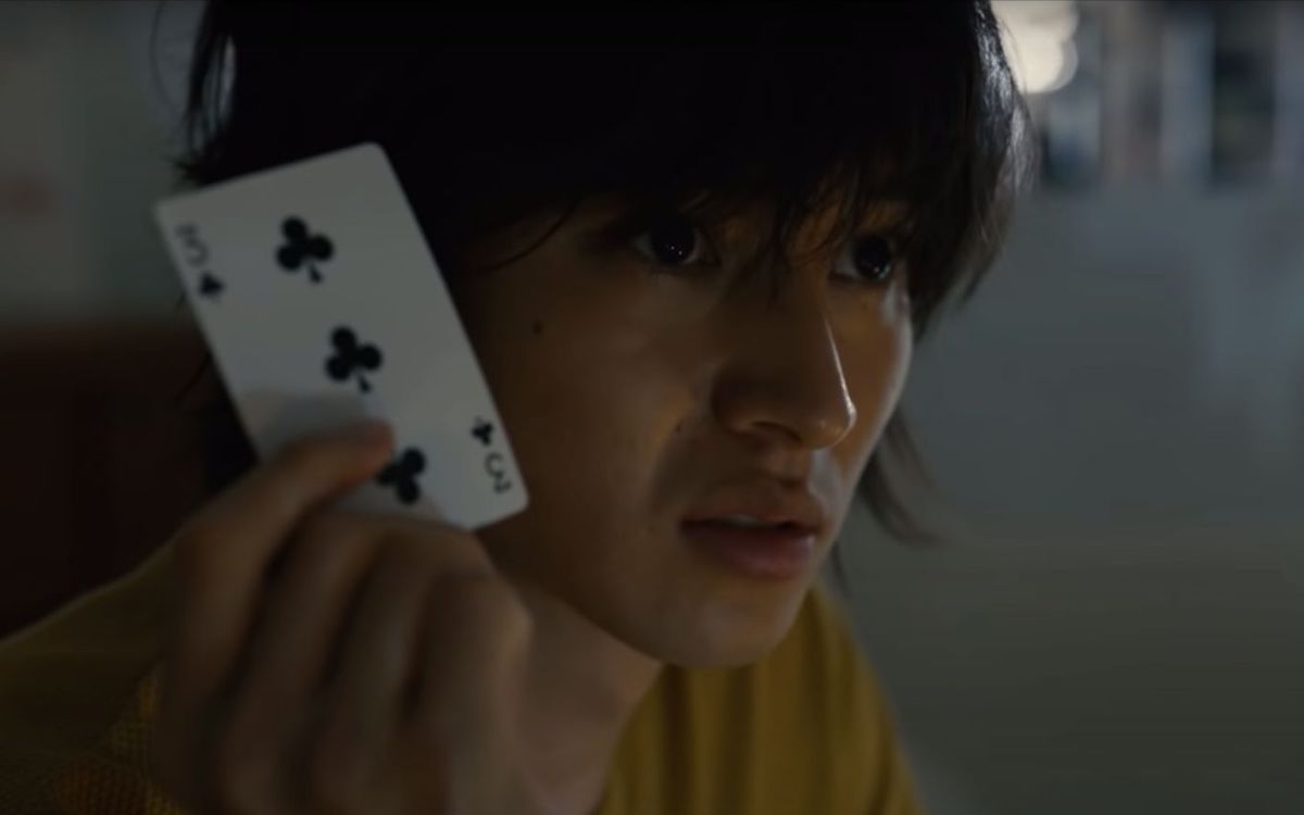 Arisu com uma carta de baralho em episódio de Alice in Borderland