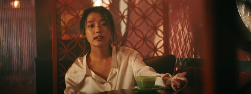 IU em cena do MV de comeback com álbum LILAC