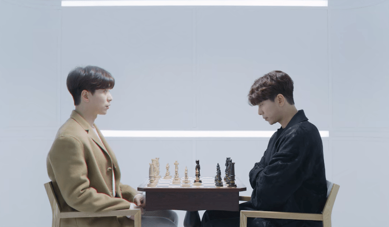 Holo e Nan-Do no K-drama My Holo Love em cena de xadrez