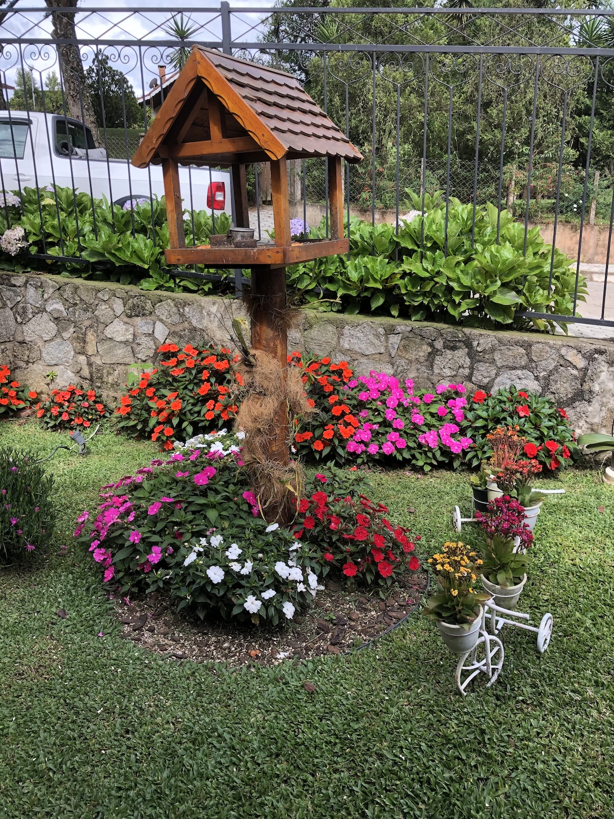 Jardim de pousada no centro de Monte Verde