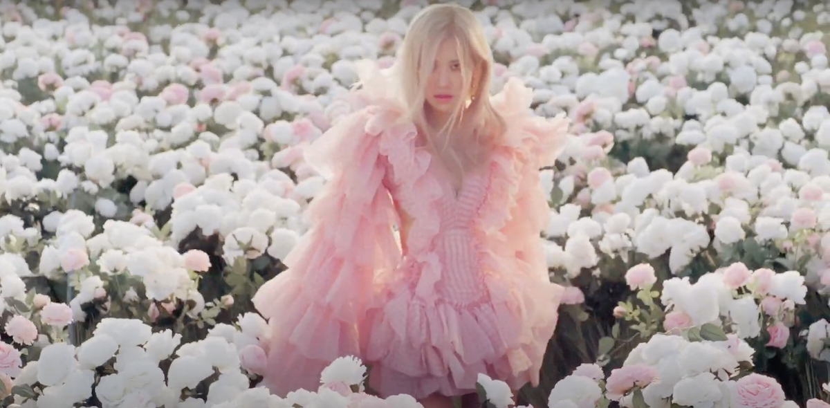 Rosé em cena do MV de seu álbum de debut na carreira solo "On the Ground"