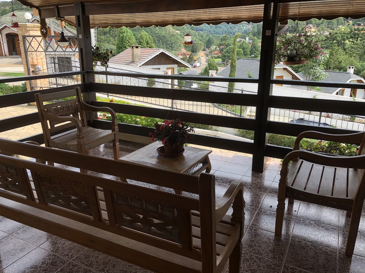 Recepção em pousada no centro de Monte Verde