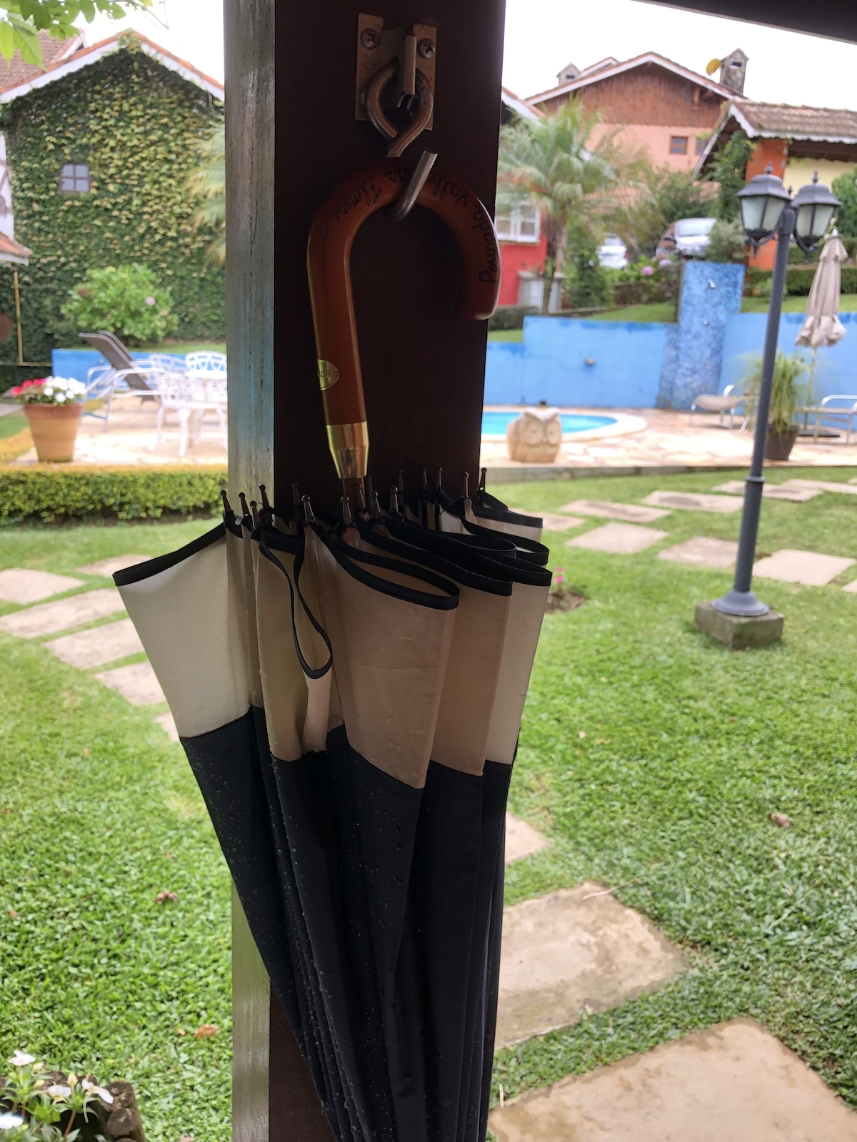 Guarda-chuva como cortesia em pousada no centro de Monte Verde