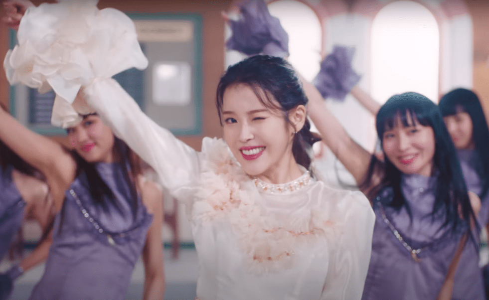 IU e dançarinas em cena do MV LILAC