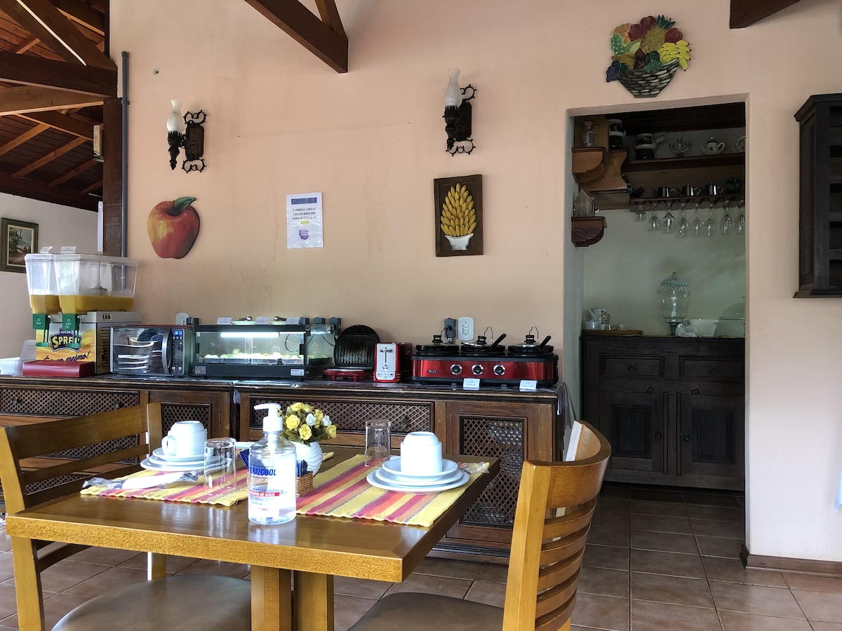 Salão do café da manhã em pousada no centro de Monte Verde