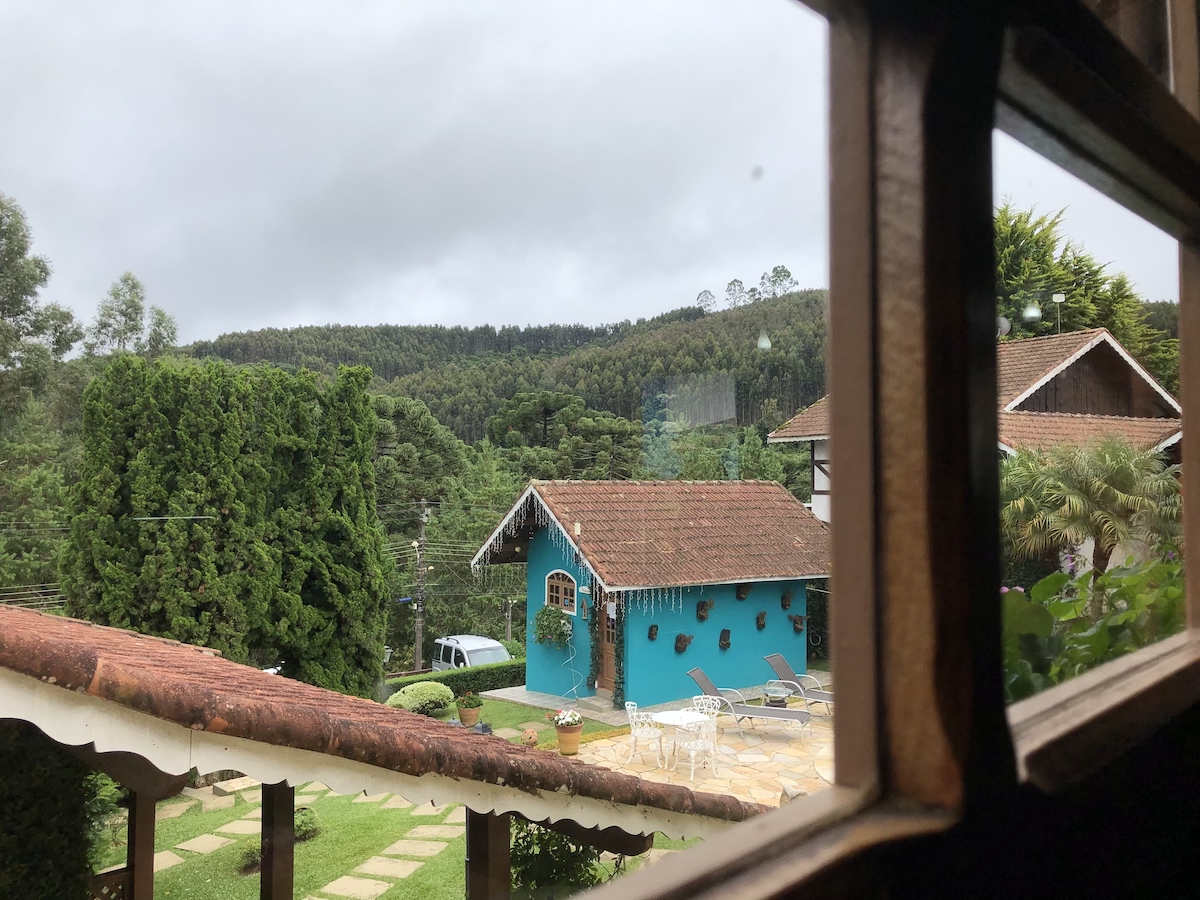 Vista do salão do café da manhã em pousada no centro de Monte Verde