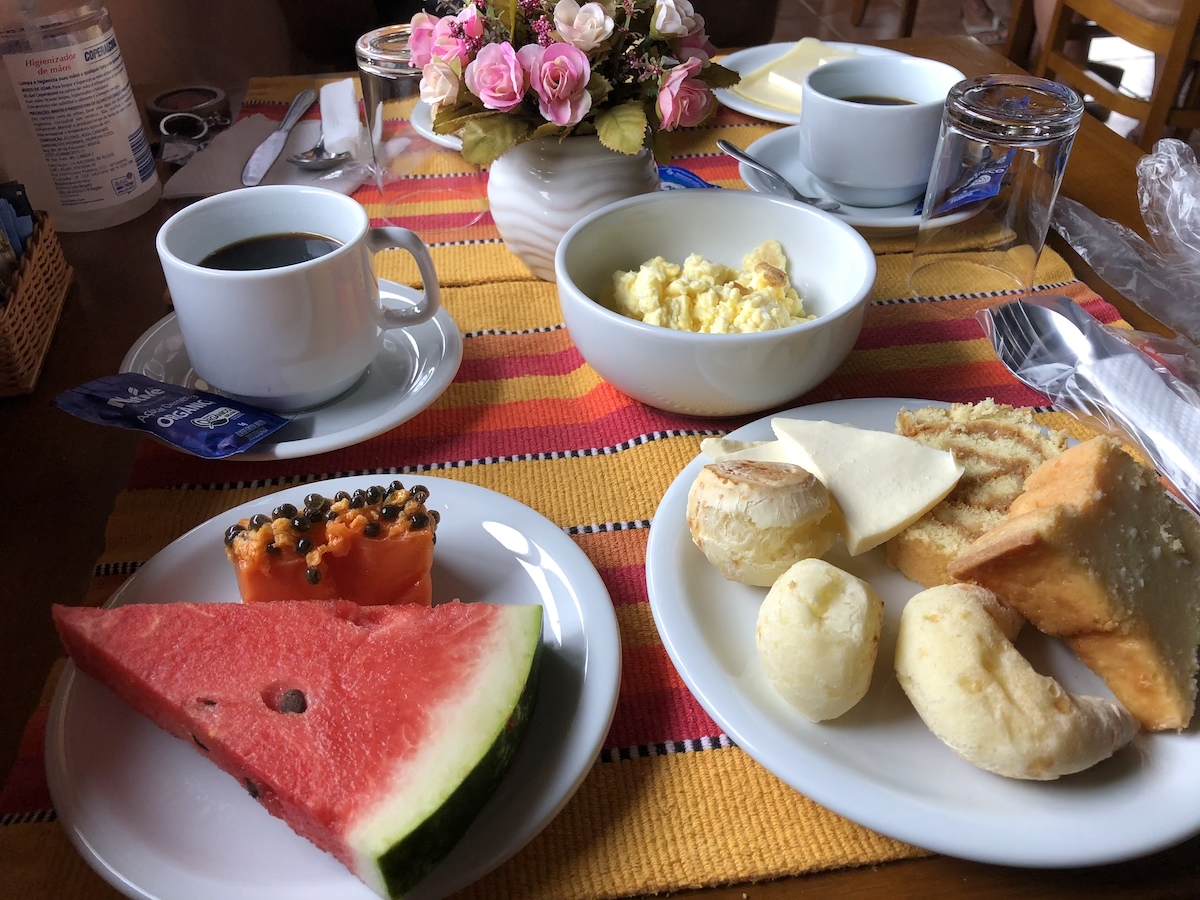 Café da manhã em pousada no centro de Monte Verde