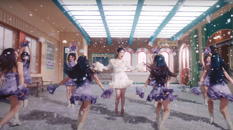 IU em cena do MV de comeback com álbum LILAC