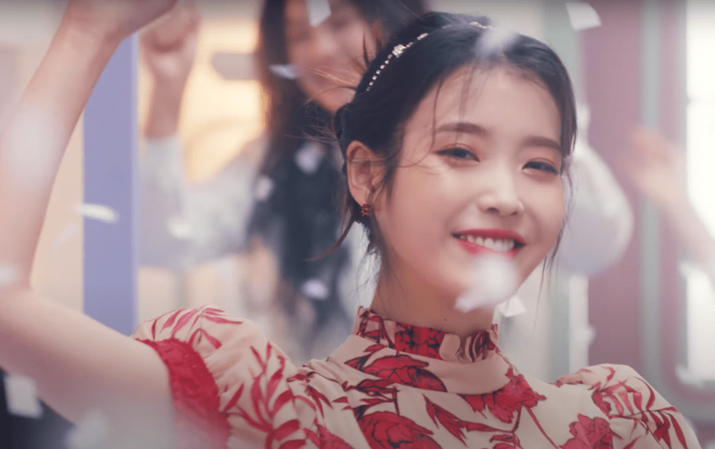 IU em cena do MV de comeback com álbum LILAC