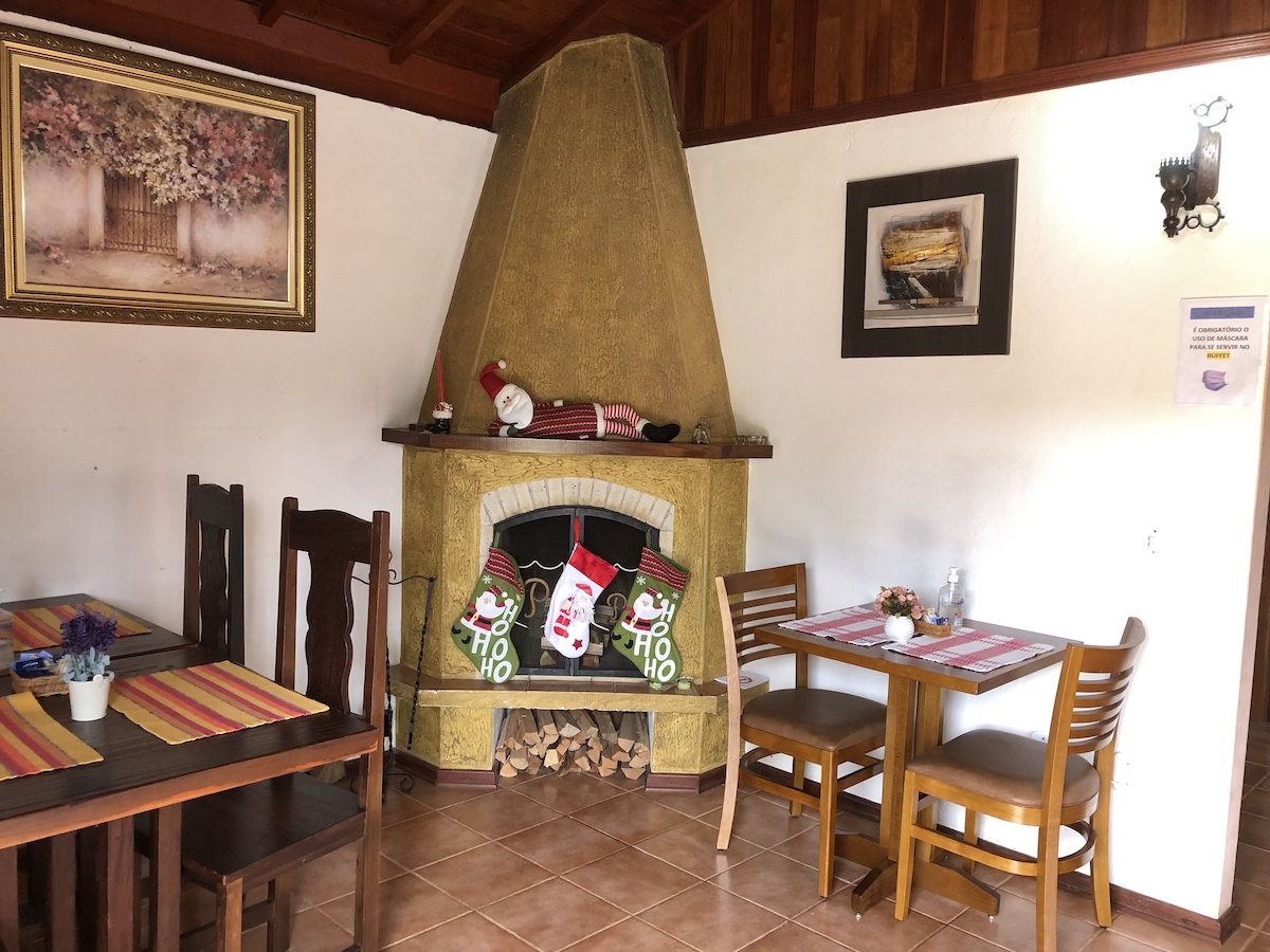 Salão do café da manhã em pousada no centro de Monte Verde