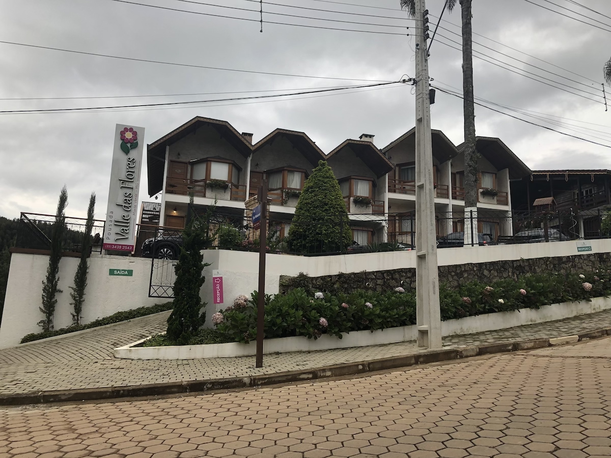 Fachada de pousada no centro de Monte Verde