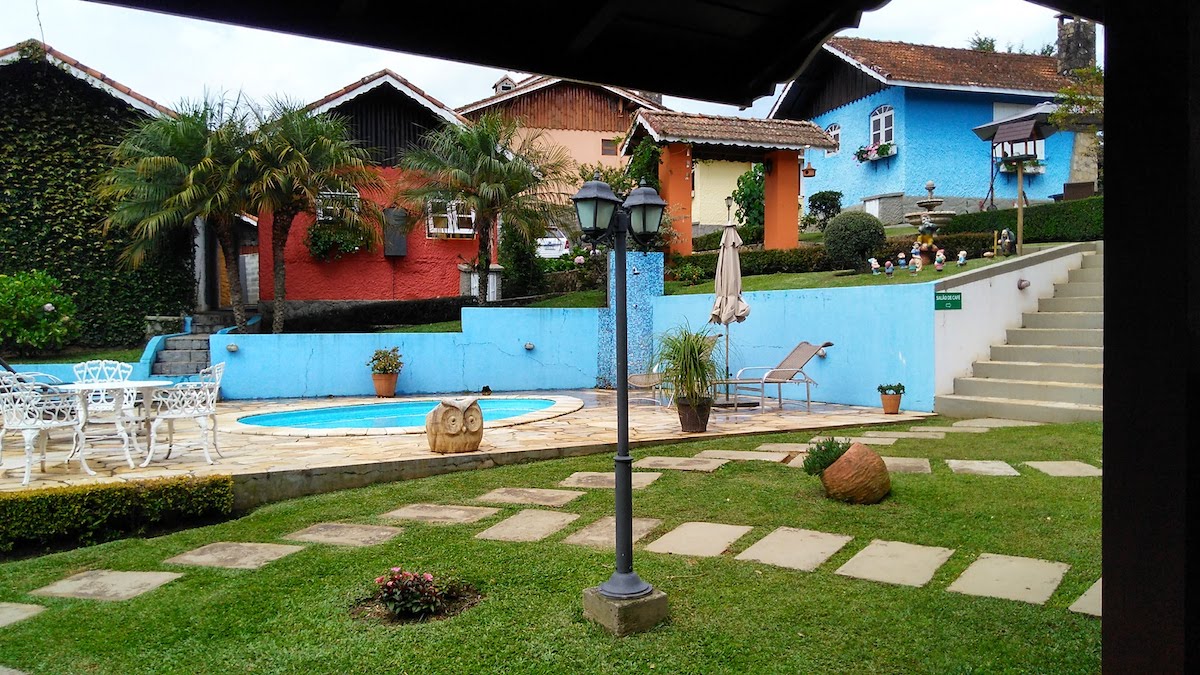 Vista do jardim em pousada no centro de Monte Verde