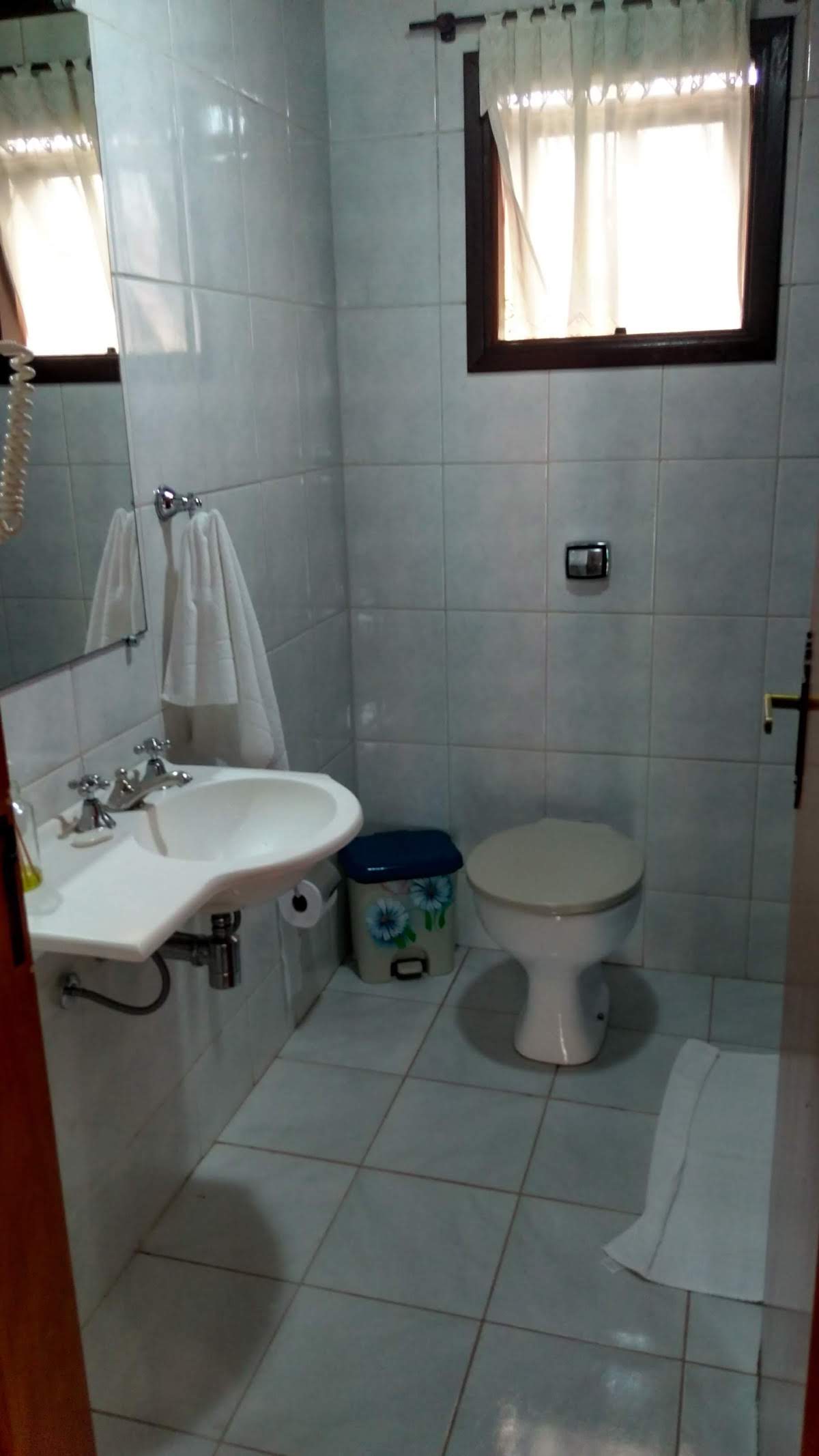 Banheiro em pousada no centro de Monte Verde