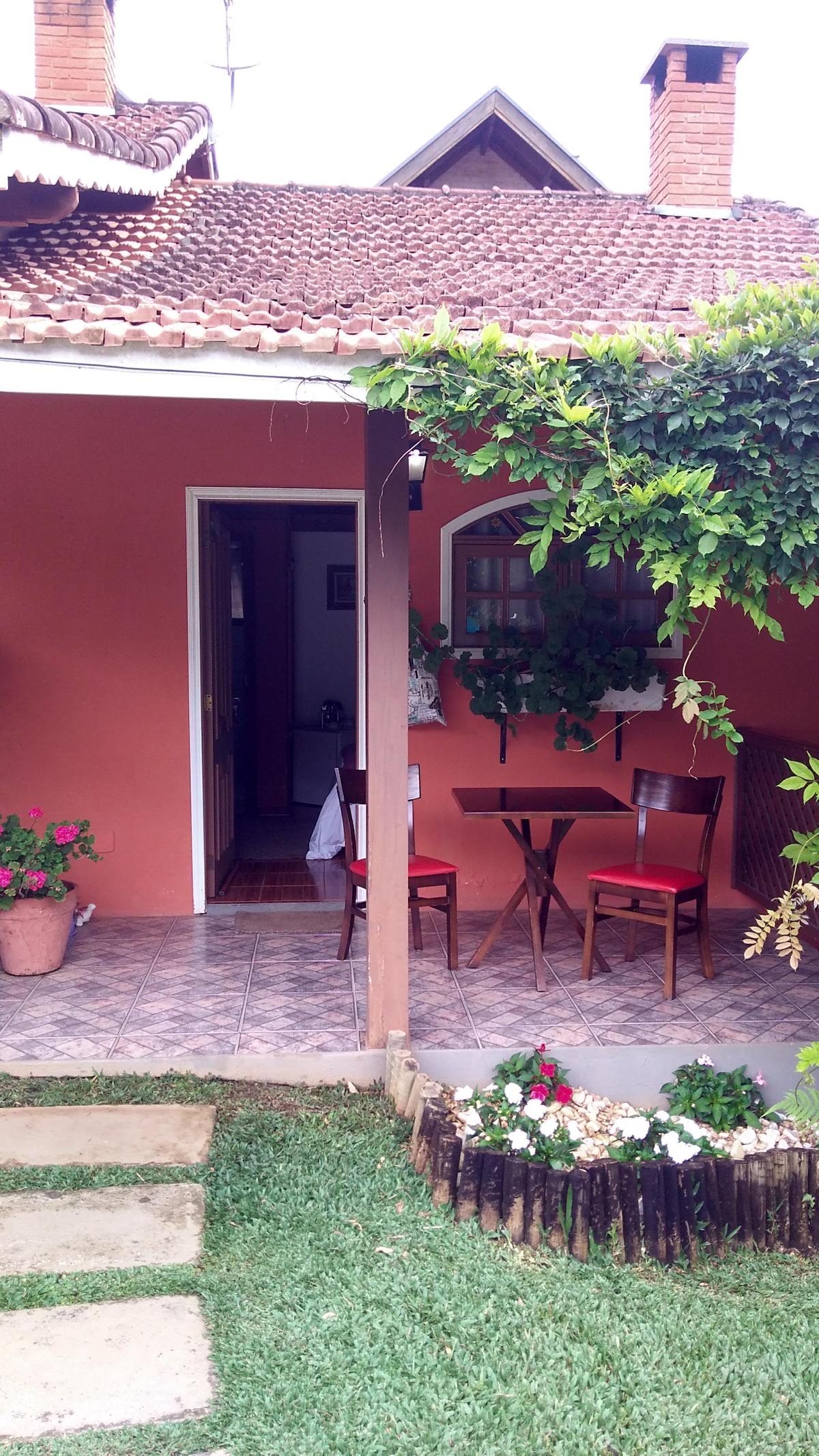 Vista do jardim em pousada no centro de Monte Verde