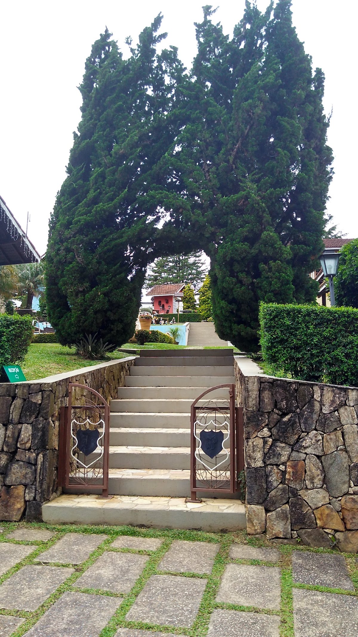 Estacionamento em pousada no centro de Monte Verde