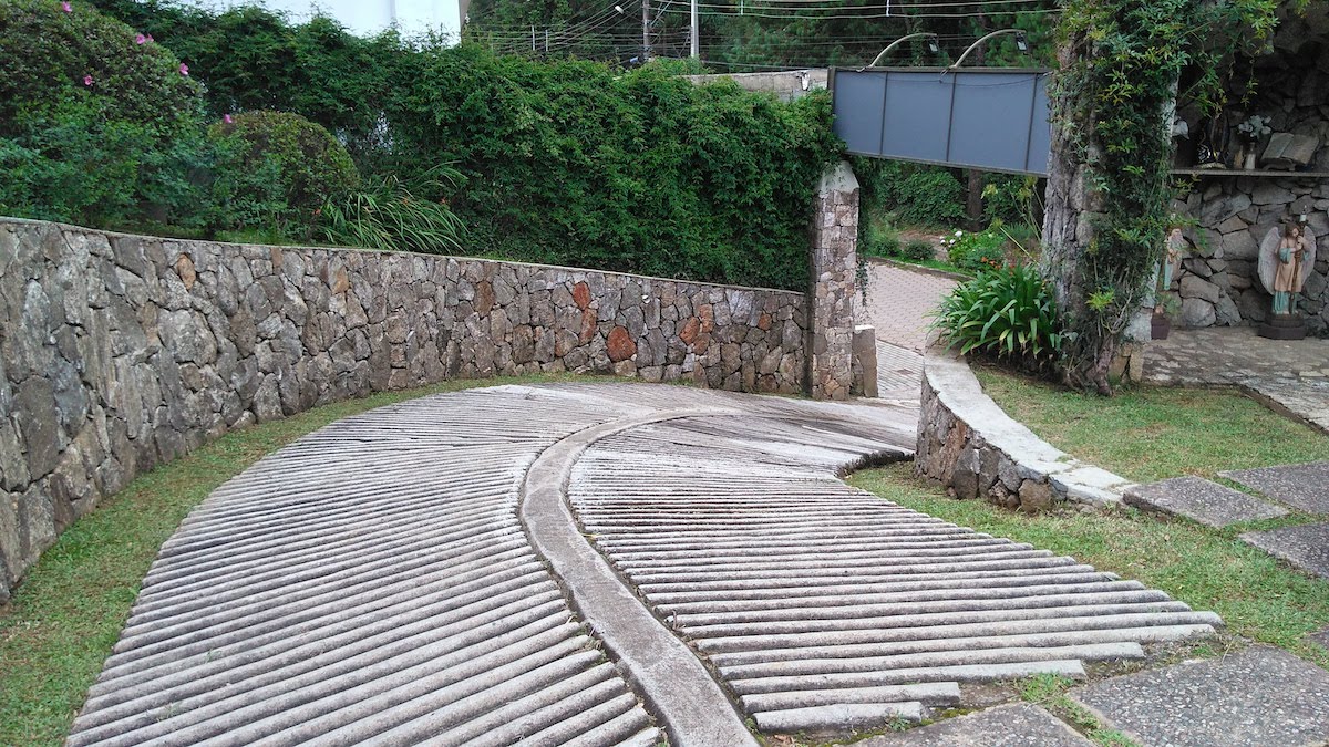 Estacionamento em pousada no centro de Monte Verde