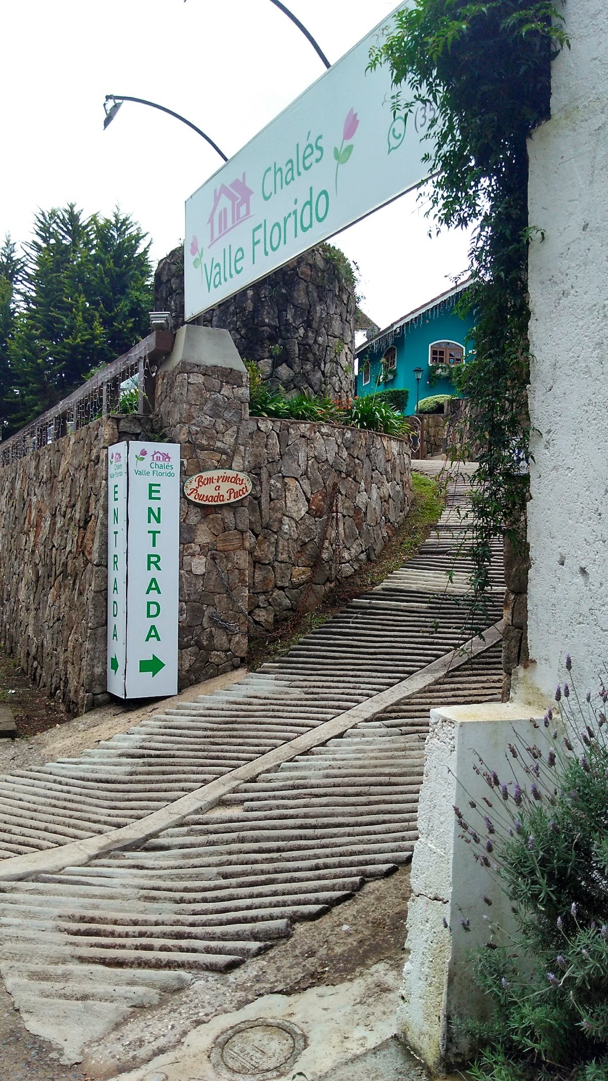 Estacionamento em pousada no centro de Monte Verde
