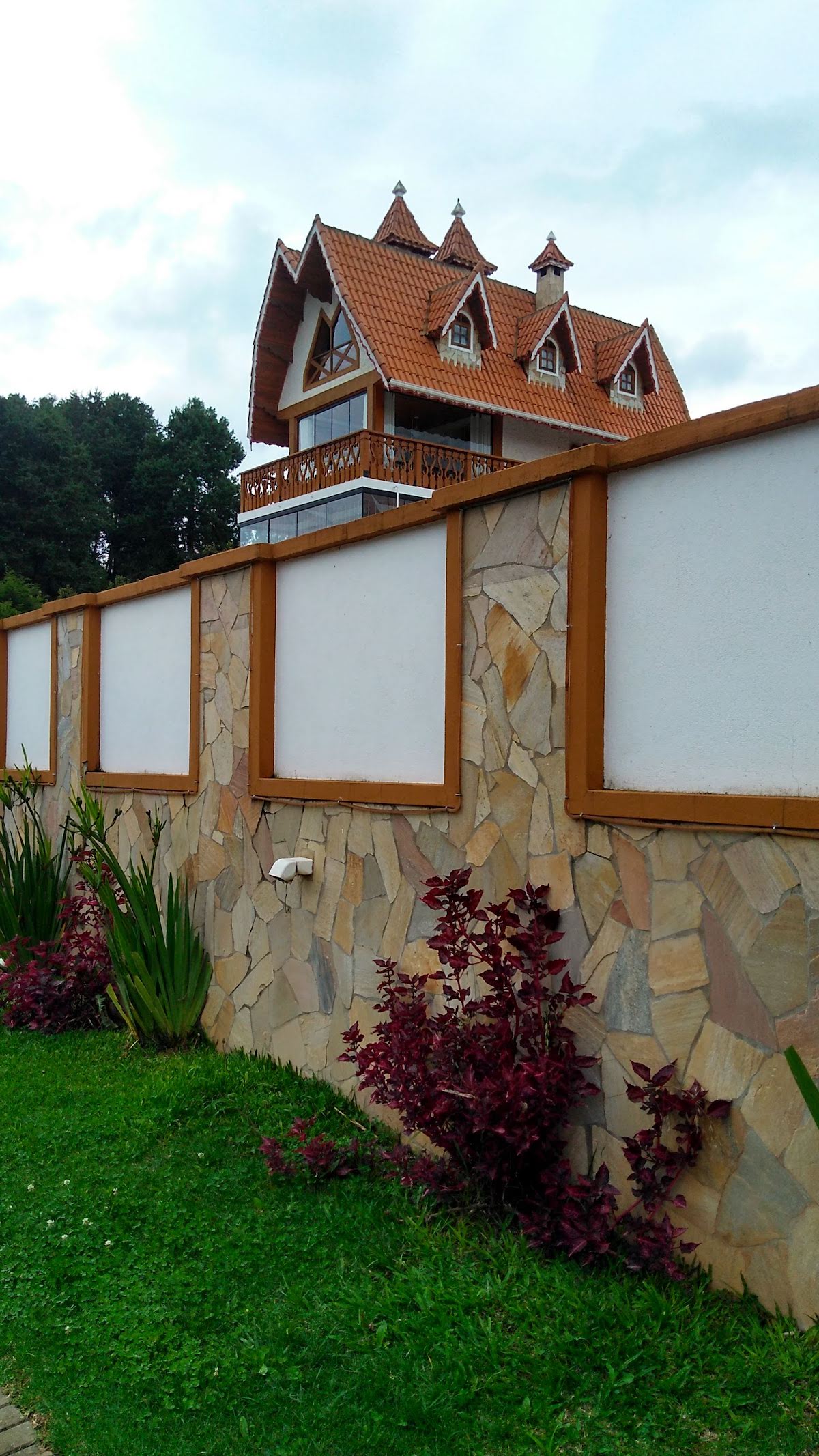 Arquitetura típica na Avenida do Sol Nascente em Monte Verde (MG)