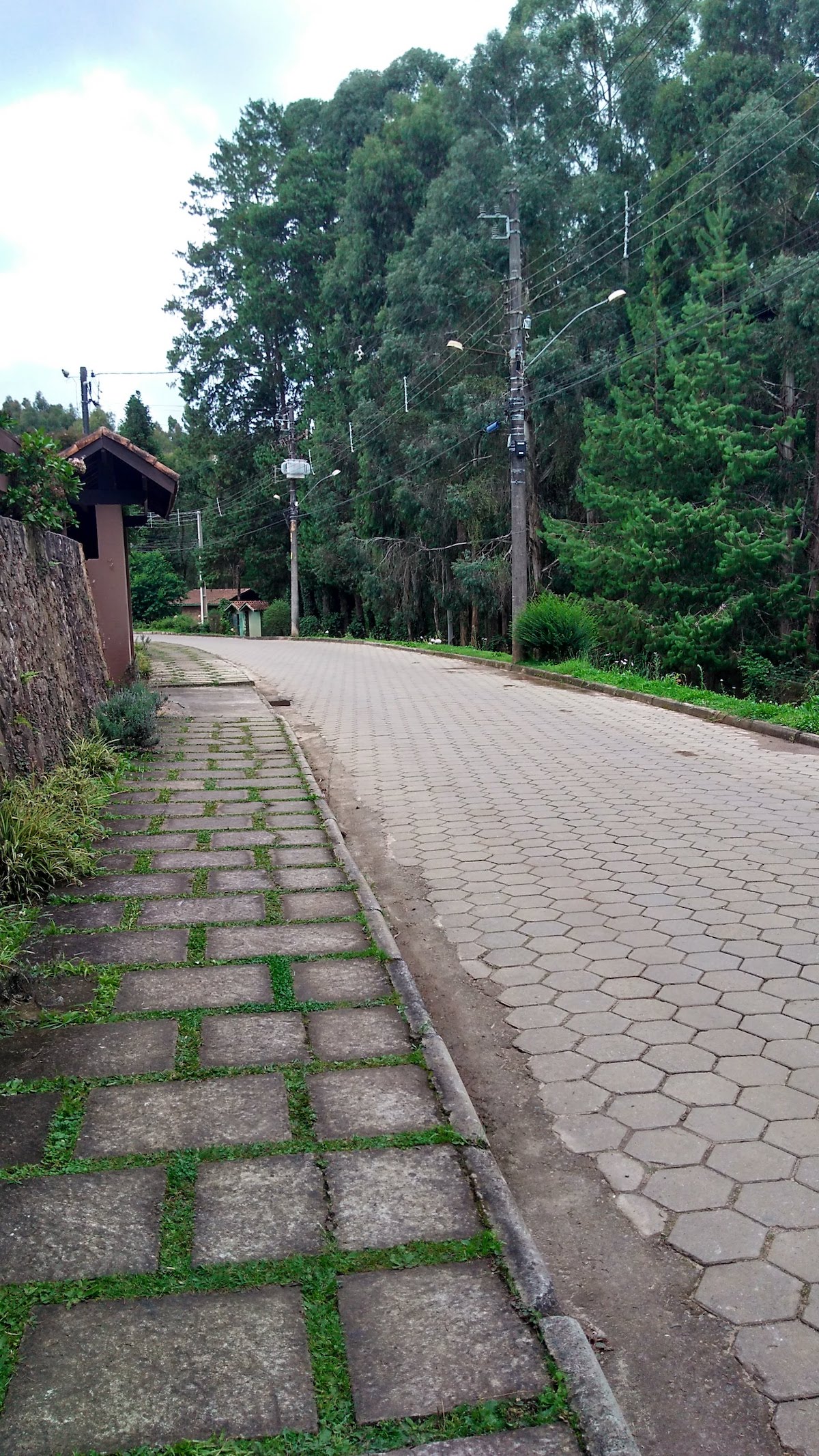 Avenida do Sol Nascente, onde fica pousada no centro de Monte Verde