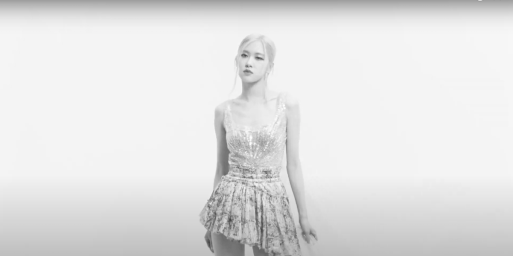 Rosé em cena do MV de seu álbum de debut na carreira solo "On the Ground"