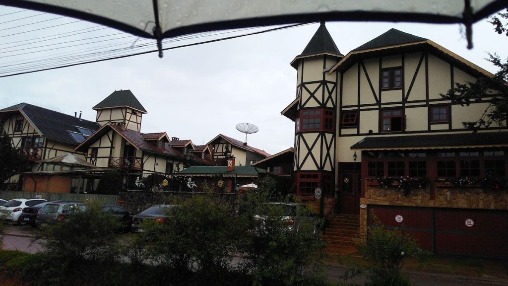 Arquitetura típica na Avenida do Sol Nascente em Monte Verde (MG)