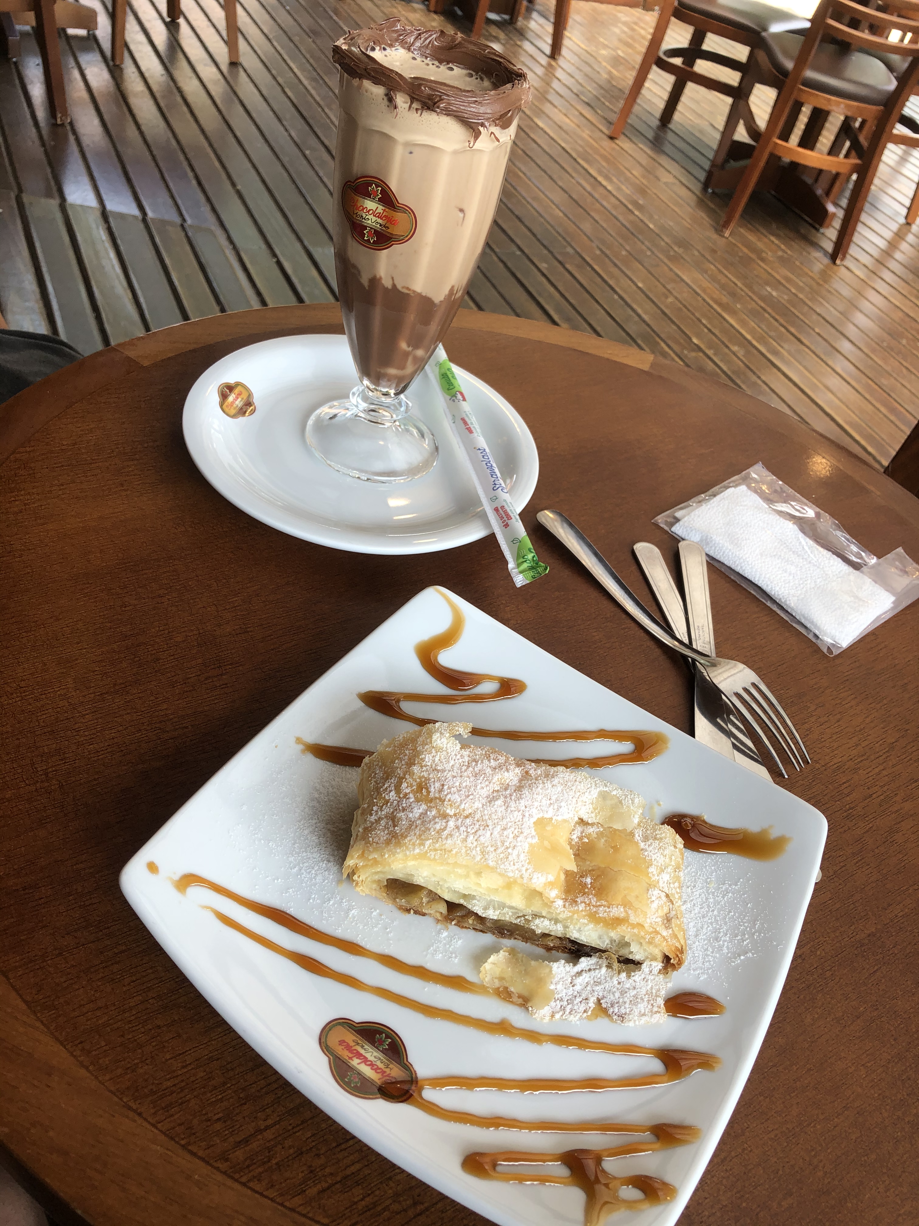 Onde comer em Monte Verde: Chocolateria Monte Verde, cappuccino e strudel