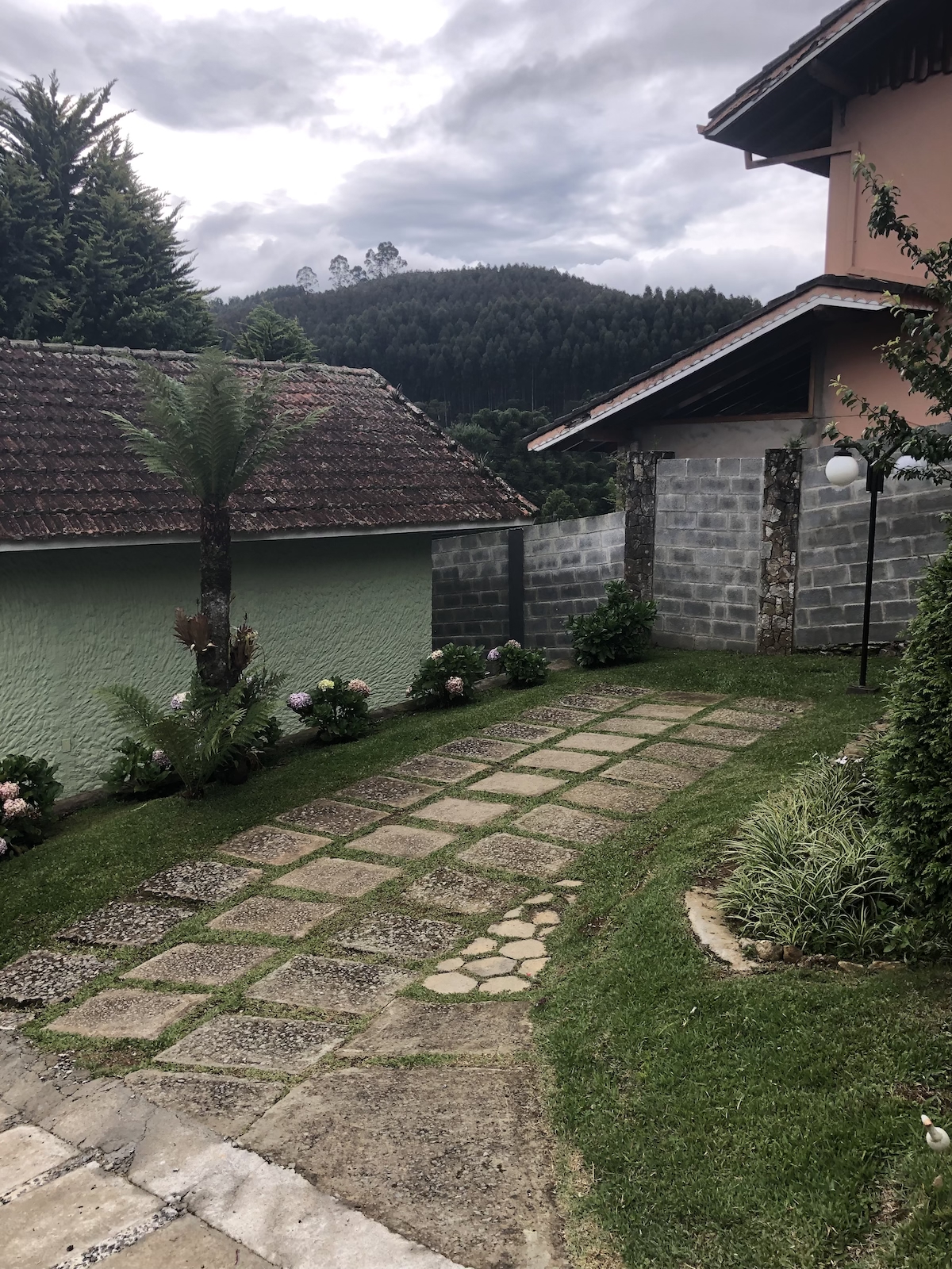 Jardim em pousada no centro de Monte Verde