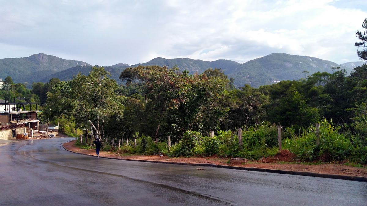 Curva Avenida do Sol Nascente para a Avenida Monte Verde em Monte Verde (MG)