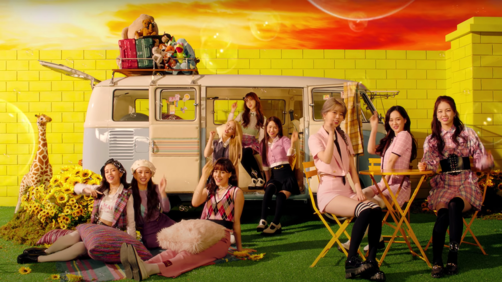 Comeback NiziU em cena do MV de "Poppin'Shakin'"