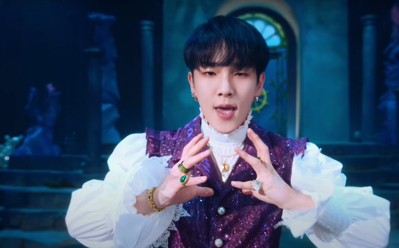 SHINee Key em cena do MV de "Atlantis"