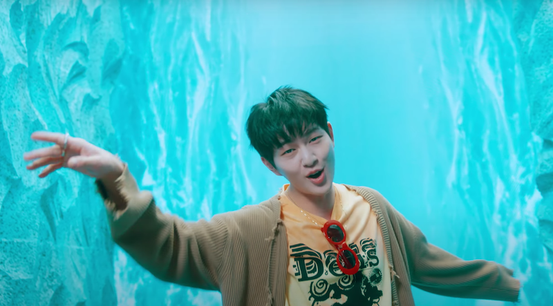 SHINee Onew em cena do MV de "Atlantis"