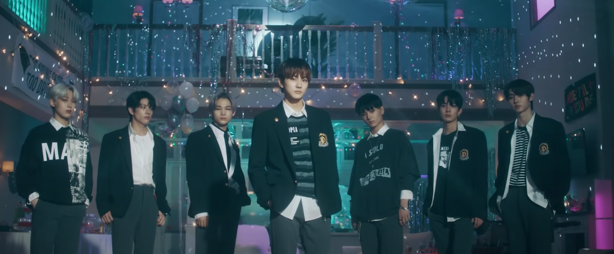 ENHYPEN faz comeback com álbum "Border: Carnival" em cena do MV de "Drunk-Dazed"