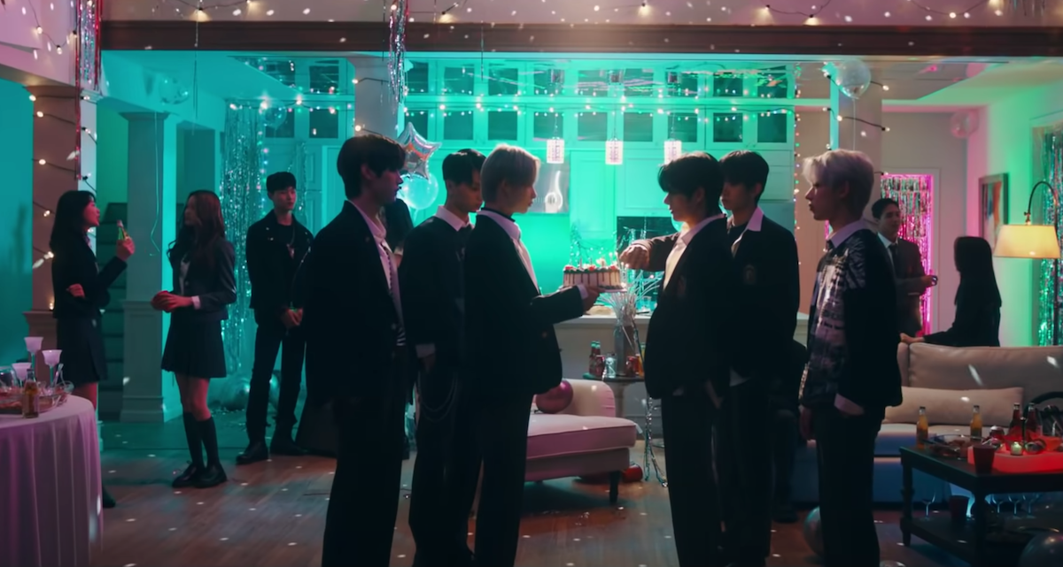 ENHYPEN faz comeback com álbum "Border: Carnival" em cena do MV de "Drunk-Dazed"