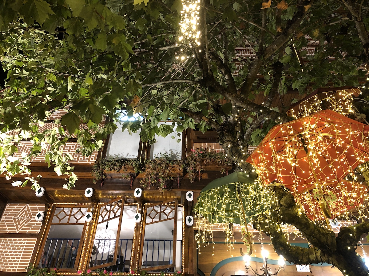 Luzes natalinas na Vila Capivari em Campos do Jordão