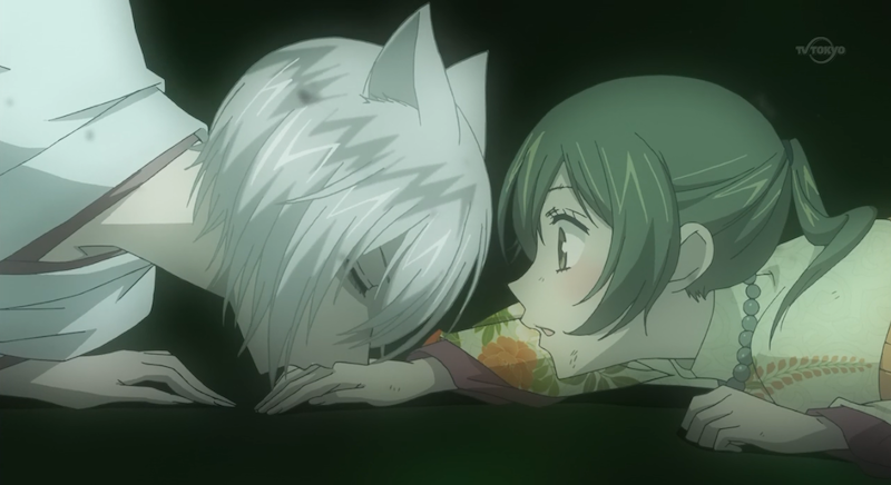 Tomoe beija a mão de Nanami em Kamisama Hajimemashita