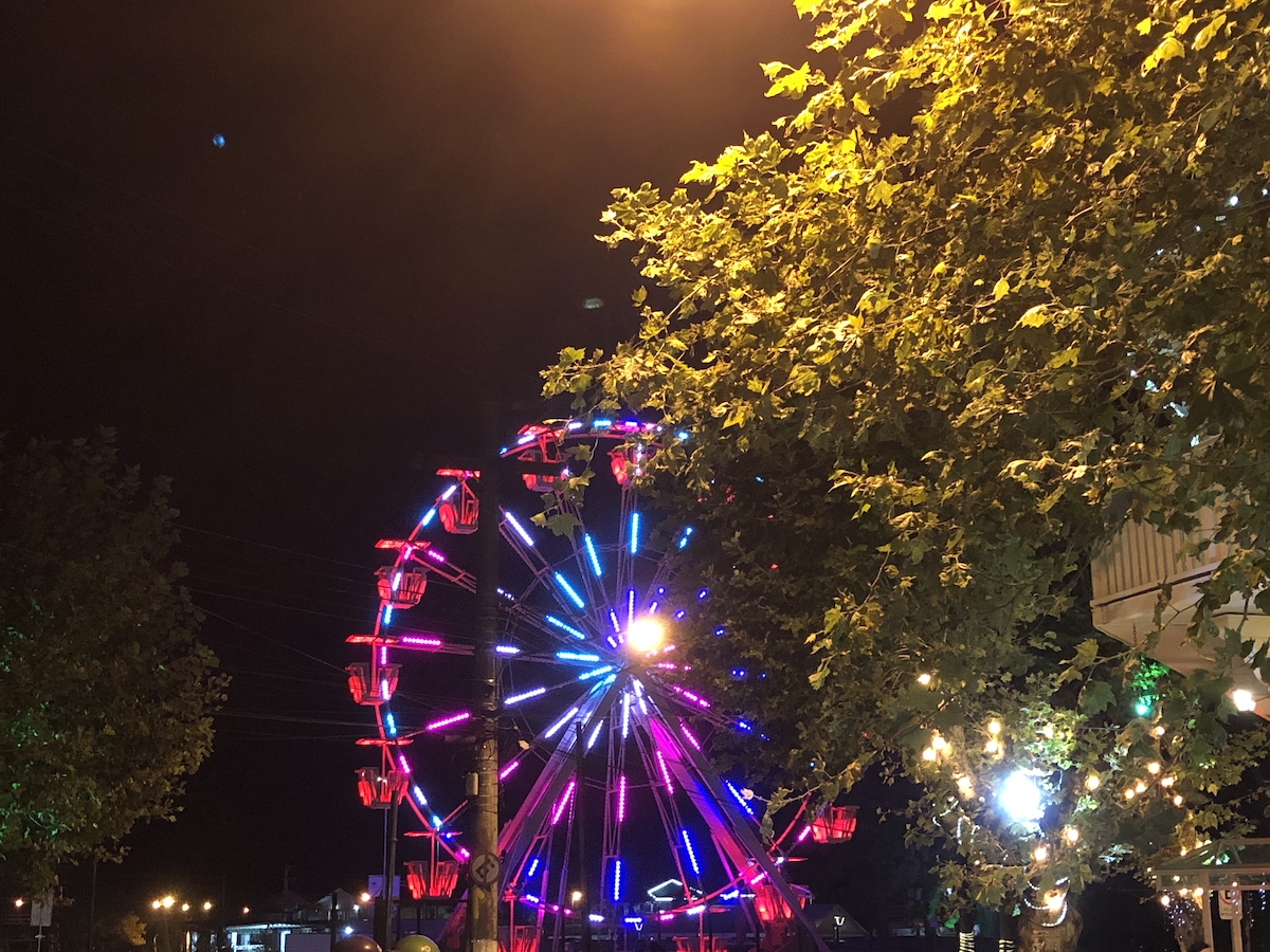 Roda gigante iluminada na Vila Capivari em Campos do Jordão