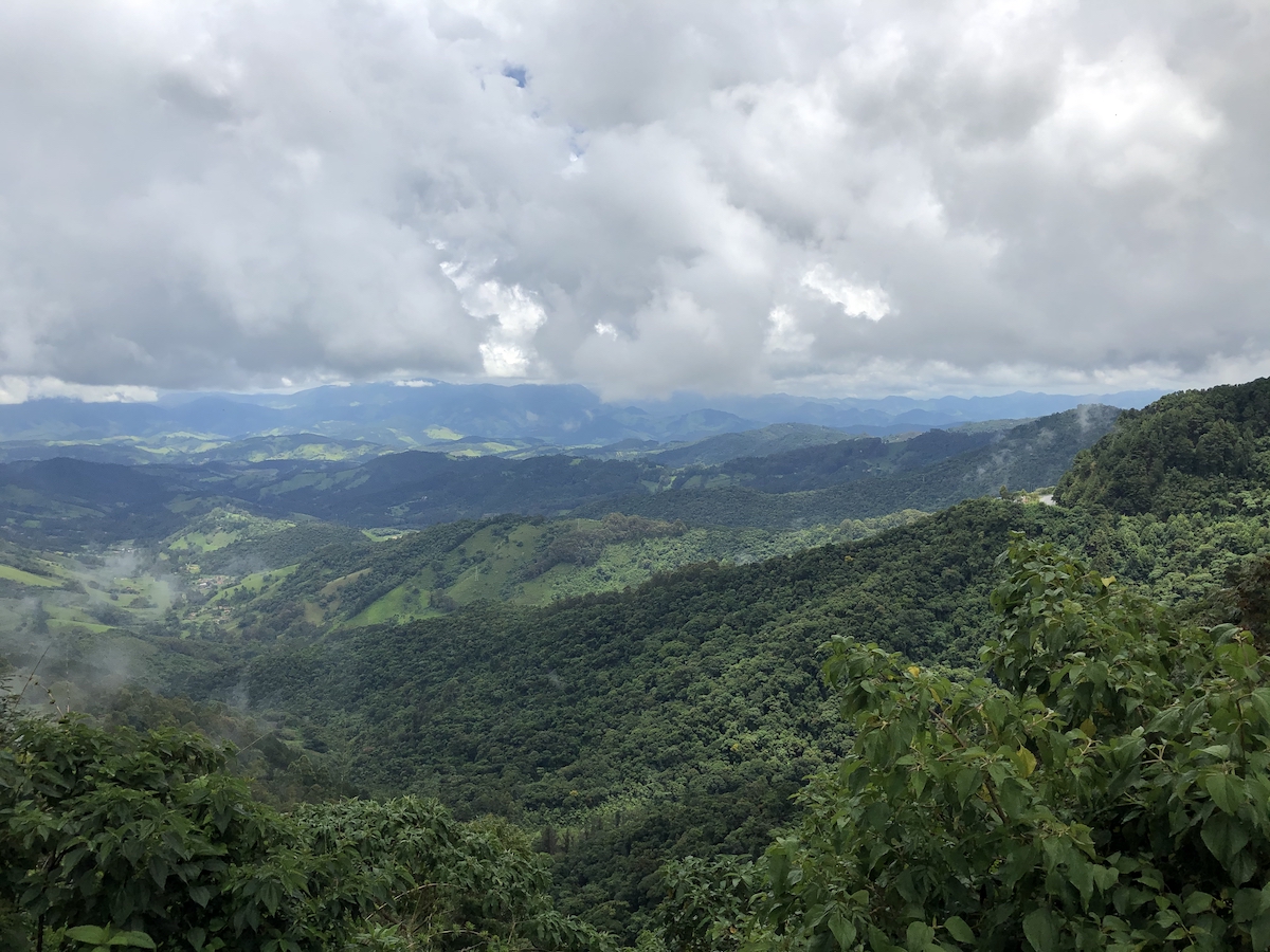 Vista panorâmica do mirante no Parque Amantikir em Campos do Jordão