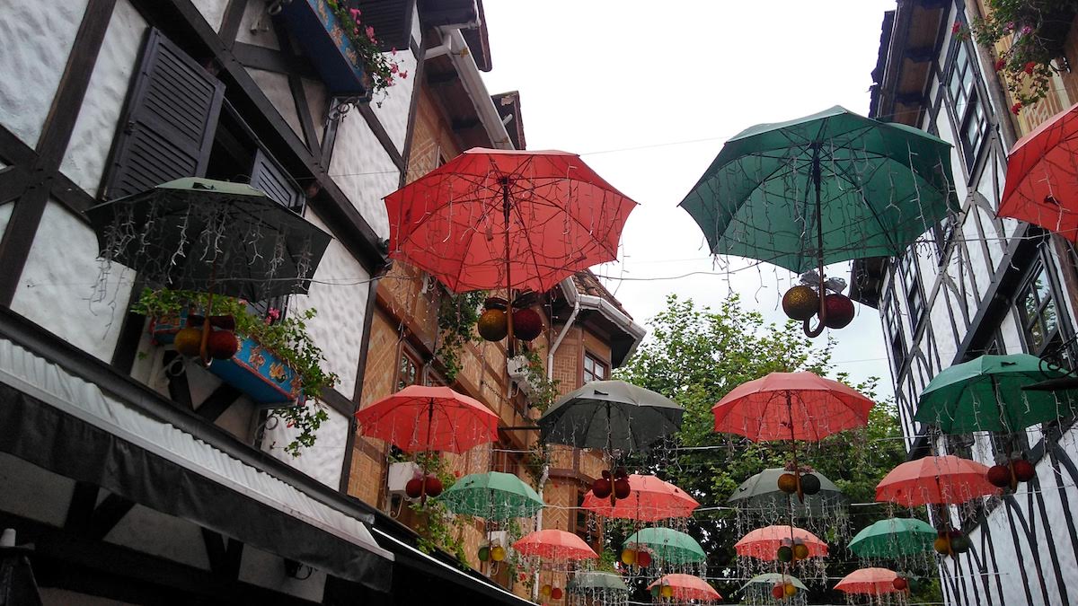 Sombrinhas coloridas na Vila Capivari em Campos do Jordão
