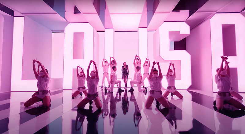 Cena no MV de LALISA para debut solo de Lisa (Blackpink) no K-Pop